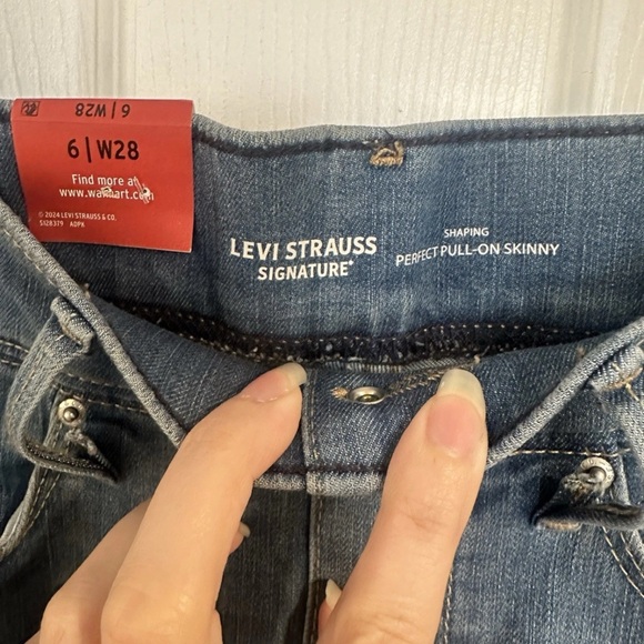 Levi Strauss Straight Leg Jeans Classic Blue | Women’s Size 6 | New With Tags - Picture 5 of 9